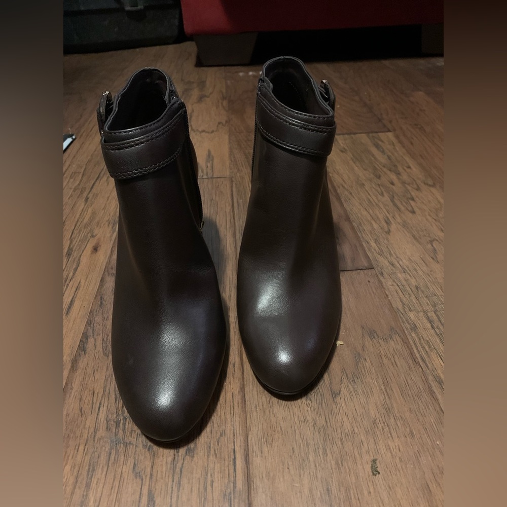 - - - VINCE CAMUTO Black Akle bootie leather upper timeless.